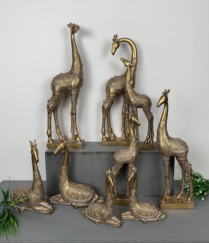 9Bức tượng hươu cao cổ châu Phi trên bàn (2)